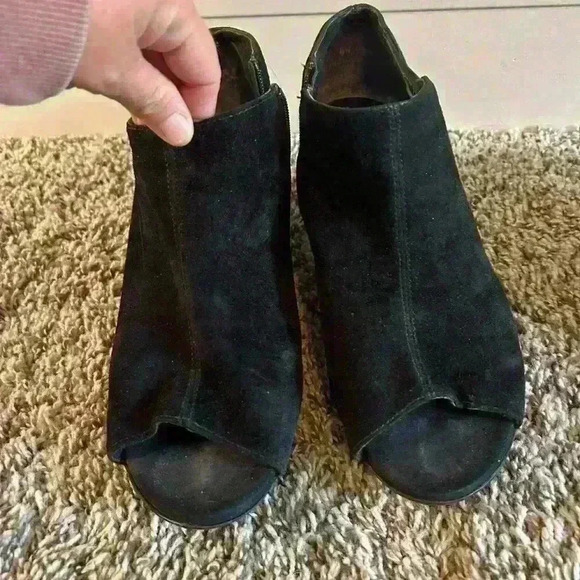 Munro Shoes - black Munro zip up booties Size 9ww In great condition!
